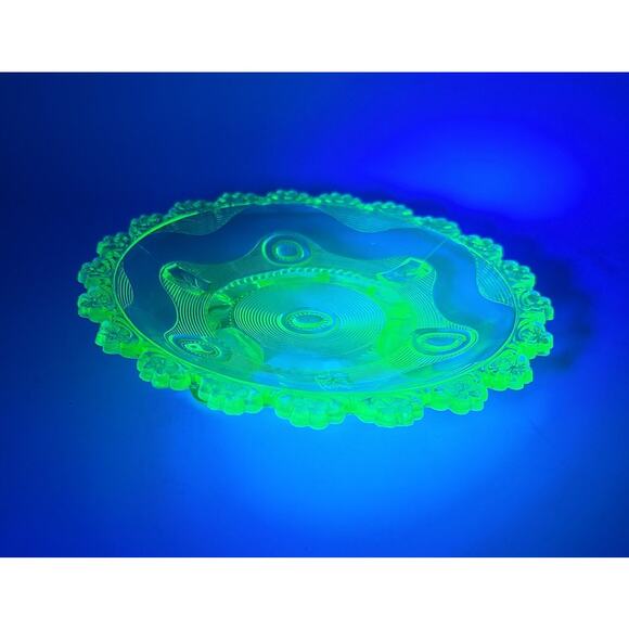 Antique Indiana Tumbler Uranium Vaseline Glass Dewey Pattern 3-Foot Plate 7.75" - Picture 6 of 6